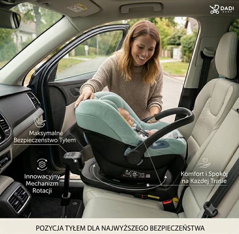 Wnętrze samochodu z fotelikiem niemowlęcym na bazie obrotowej; rodzic podczas codziennej obsługi fotelika